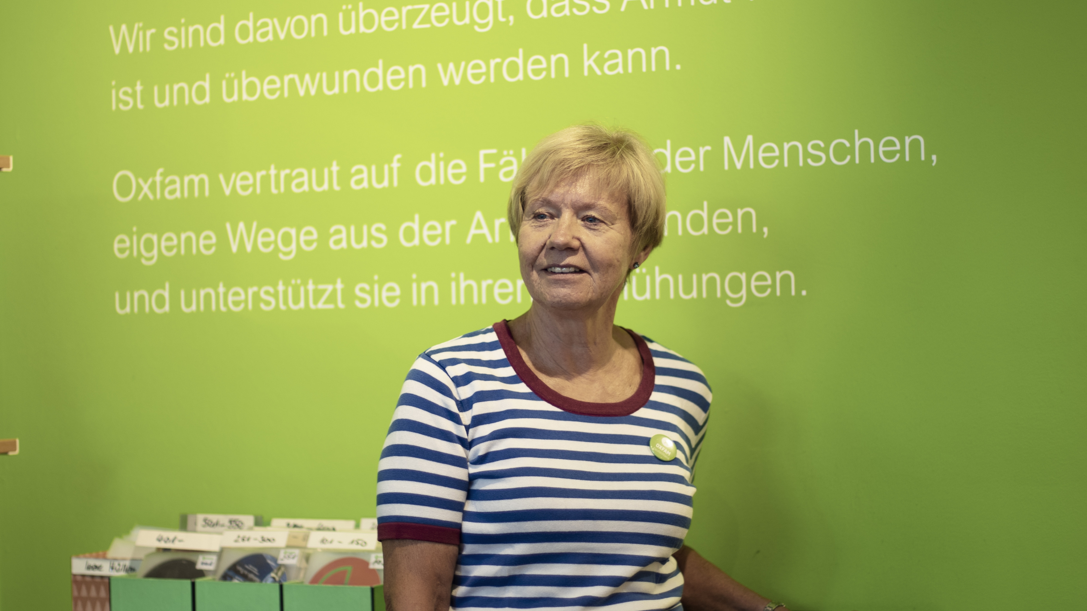 Die Ehrenamtliche Gabriele Sarteh im Oxfam Shop Bonn