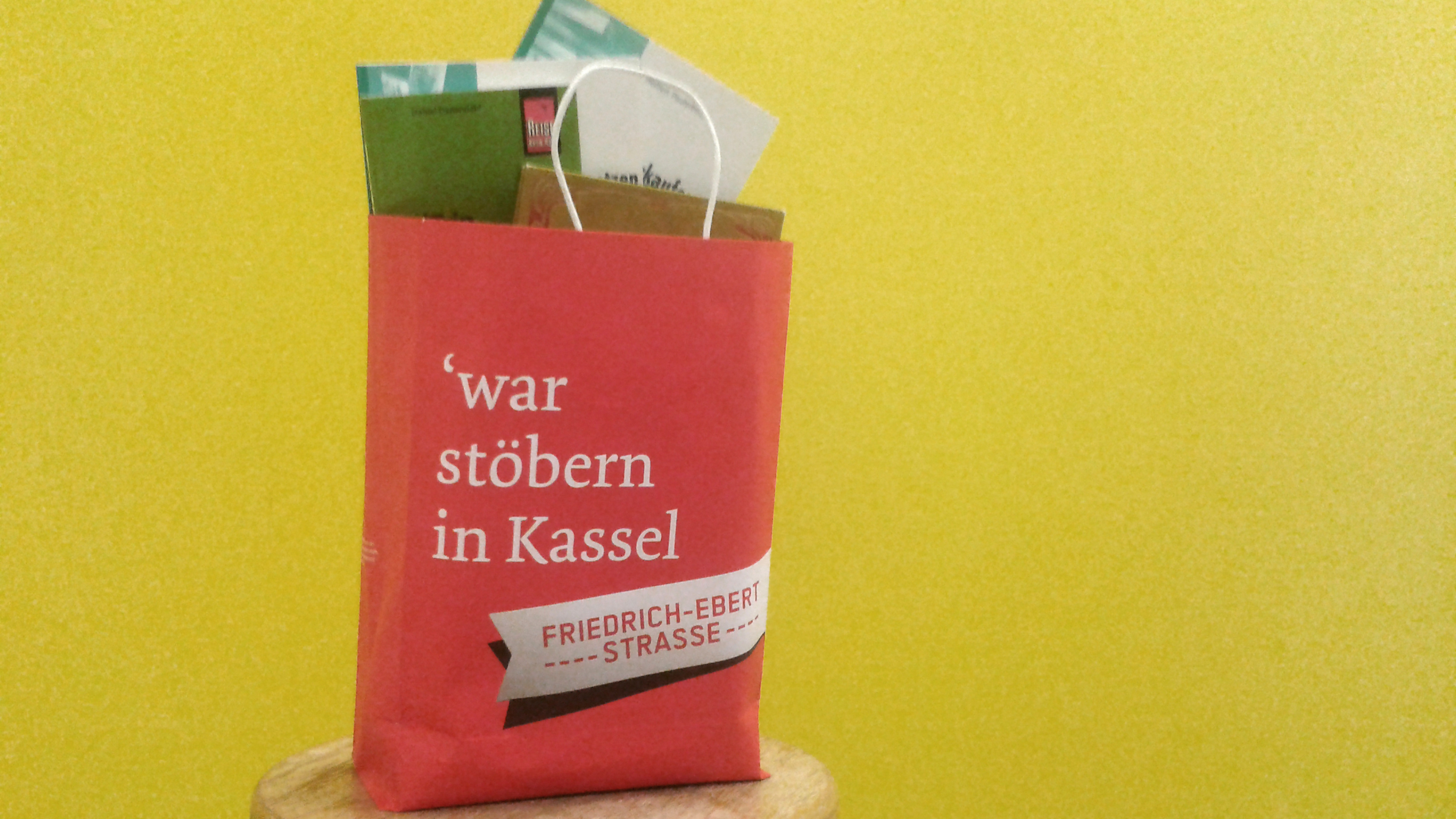beliebte Verkaufsaktion in Kassel: Bücher in Tüten