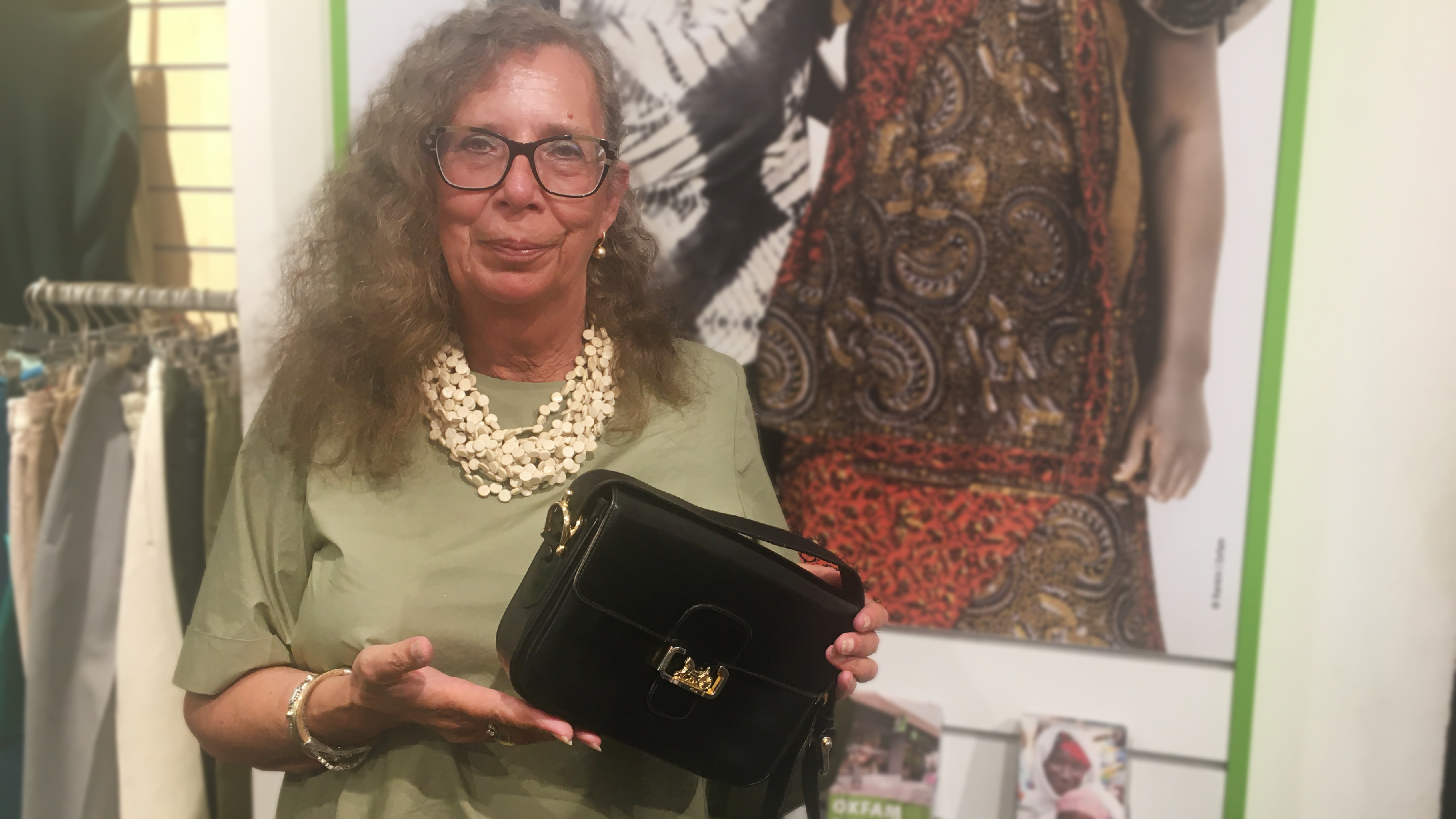 Oxfams Schätze: Cornelia Braumann mit einer Vintage-Designer-Handtasche