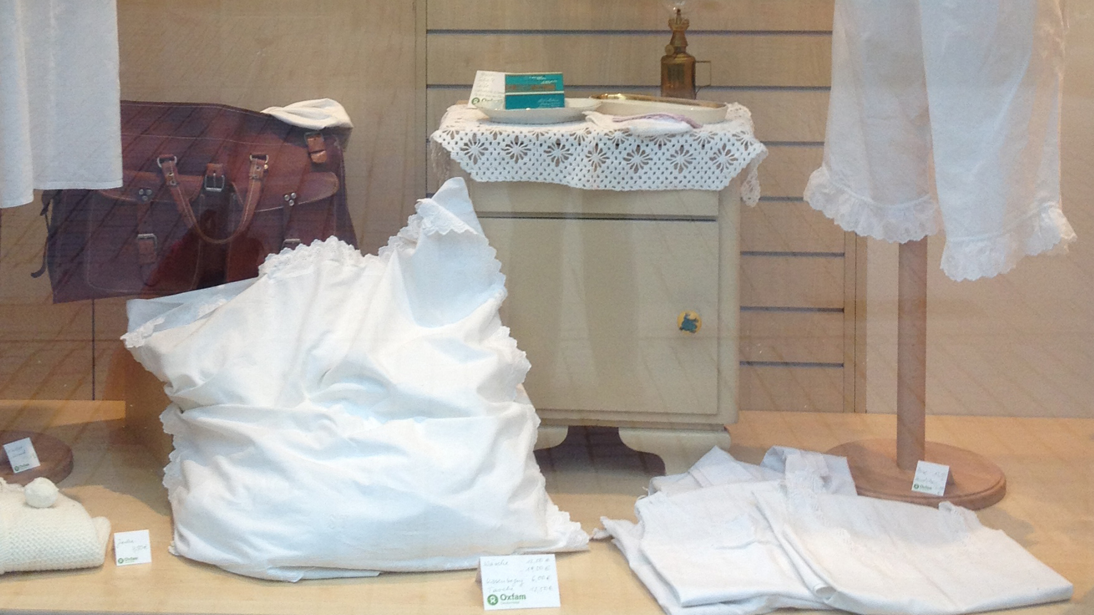 Weißwäsche gibt es im Oxfam Shop