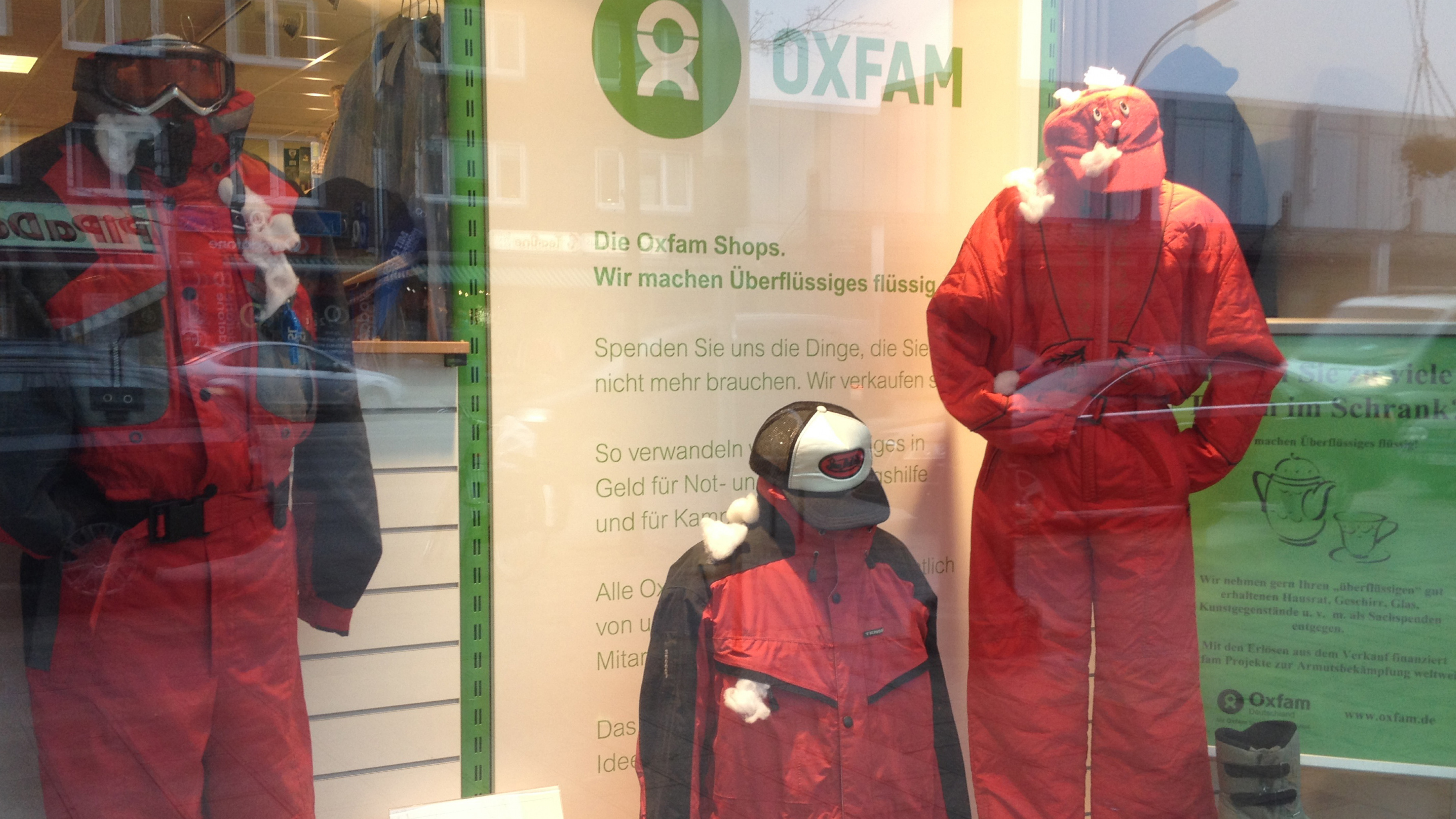 Oxfam Shop Schaufenster Winterkleidung
