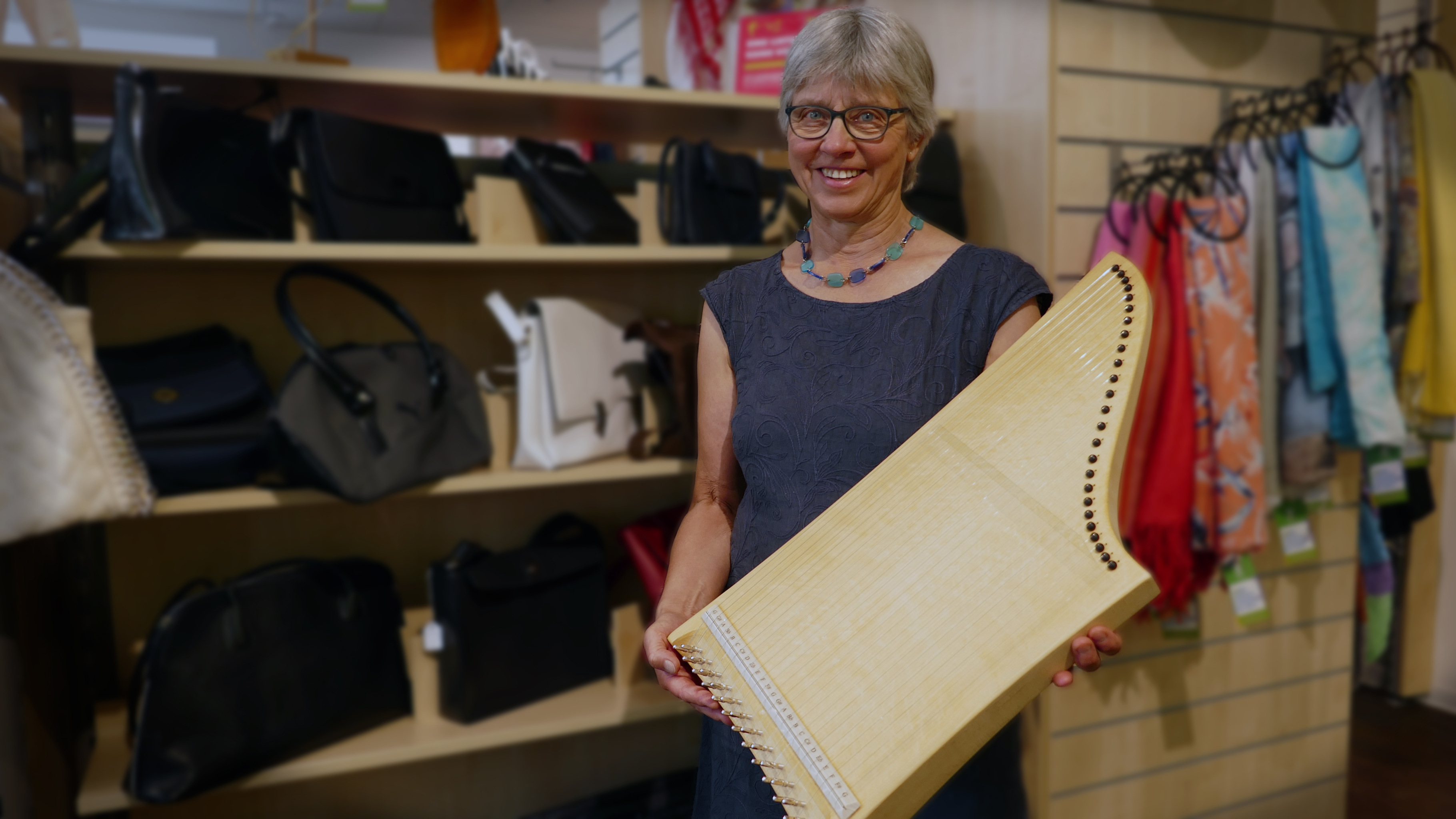 Eva Reinmuth mit der Veeh-Harfe im Oxfam Shop Würzburg