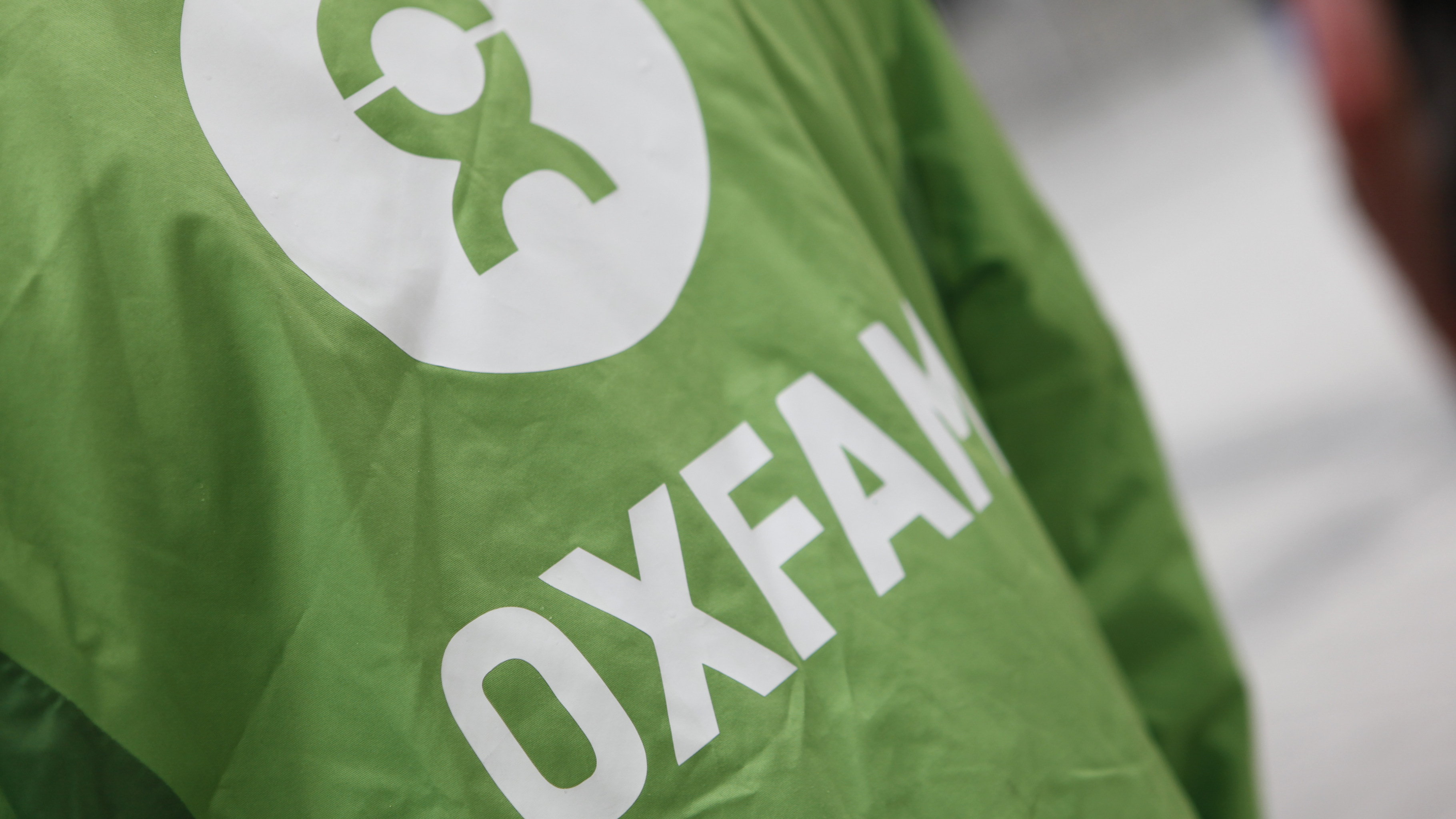 Oxfam-Logo auf einer Jacke