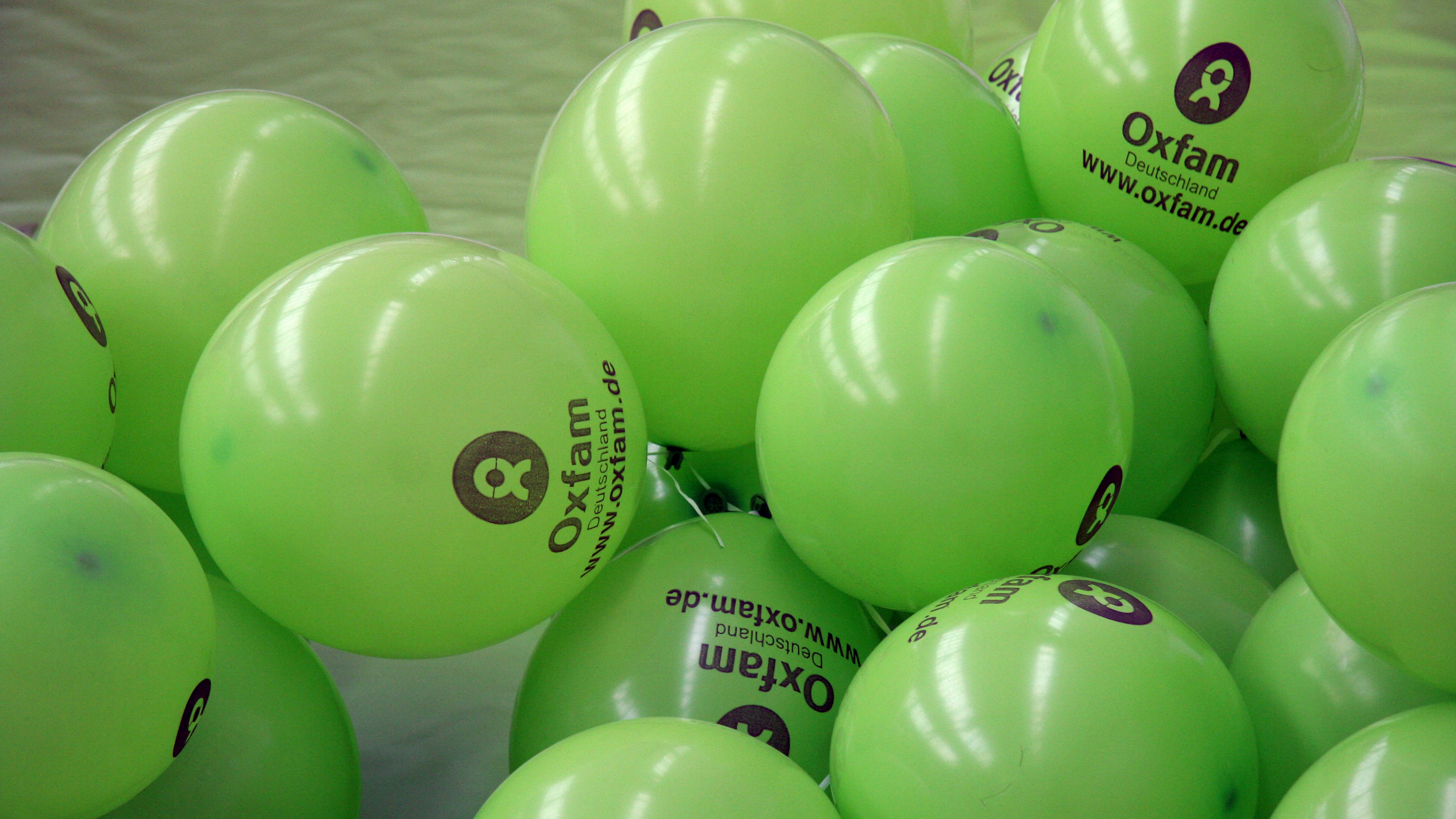 Ballons mit Oxfam-Logo