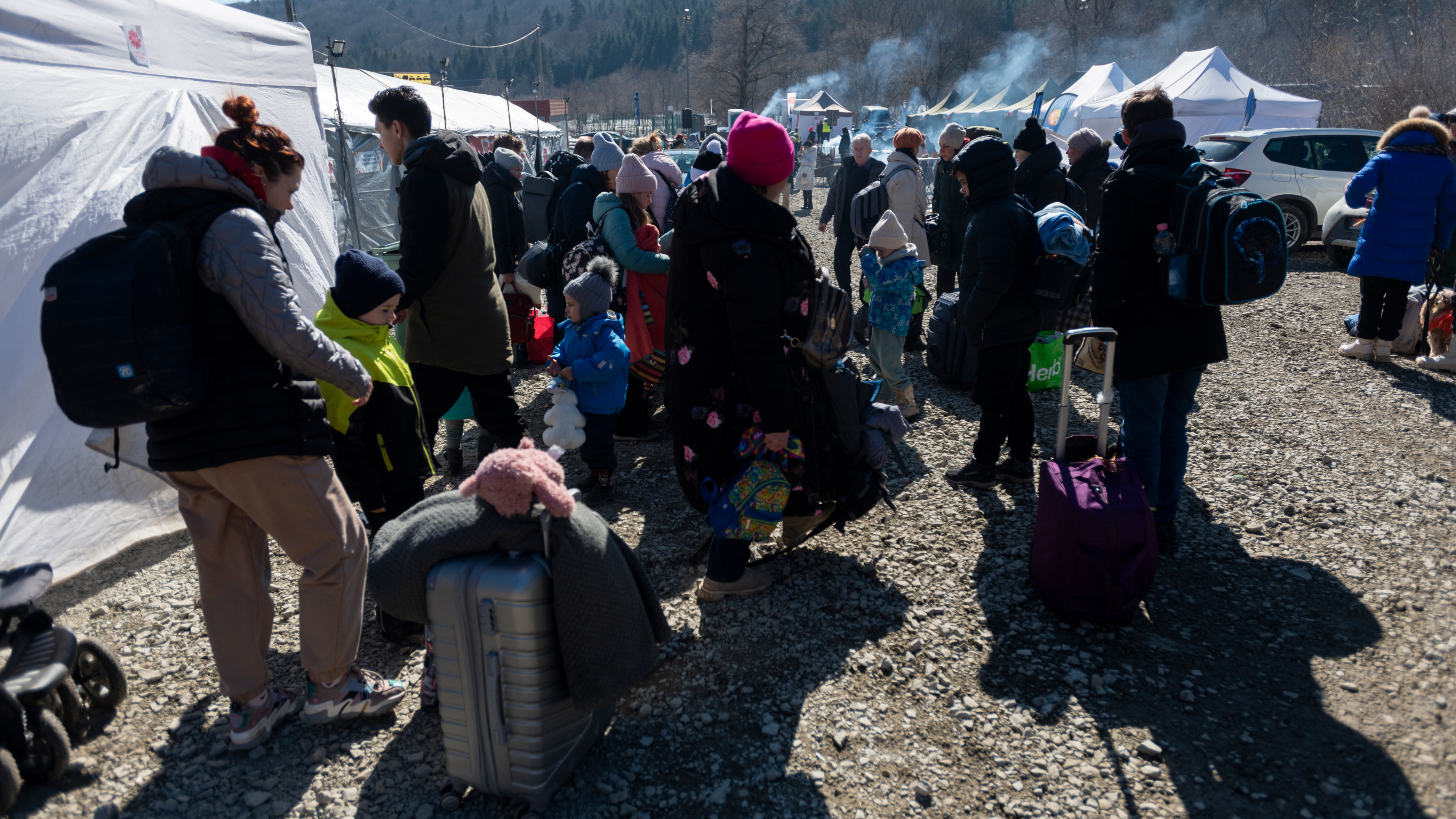 Menschen kommen im März 2022 in einem Aufenthaltsbereich für Geflüchtete aus der Ukraine an der polnischen Grenze in Korscienca an. 