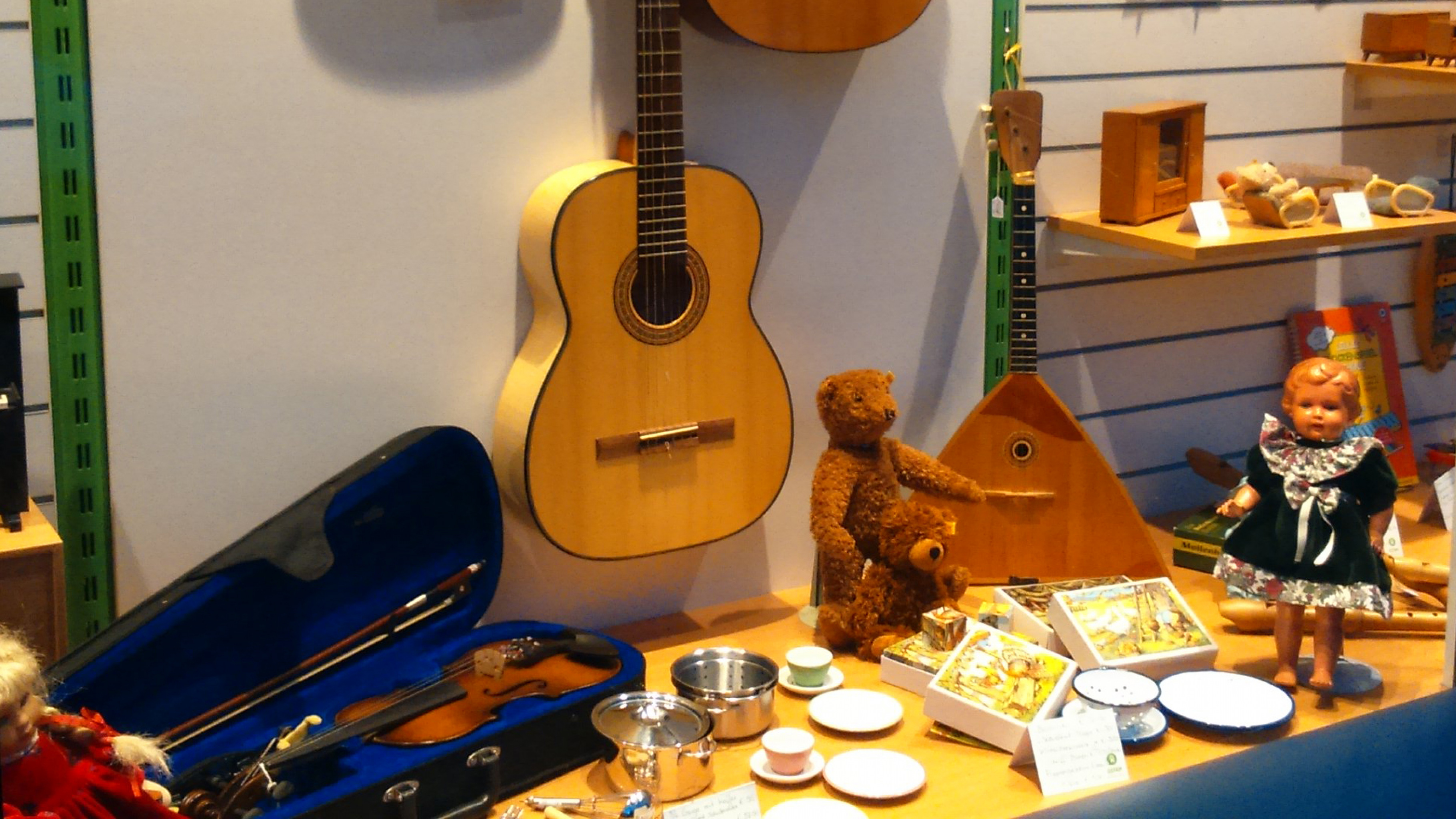 Spiele und Instrumente im Schaufenster eines Oxfam Shops