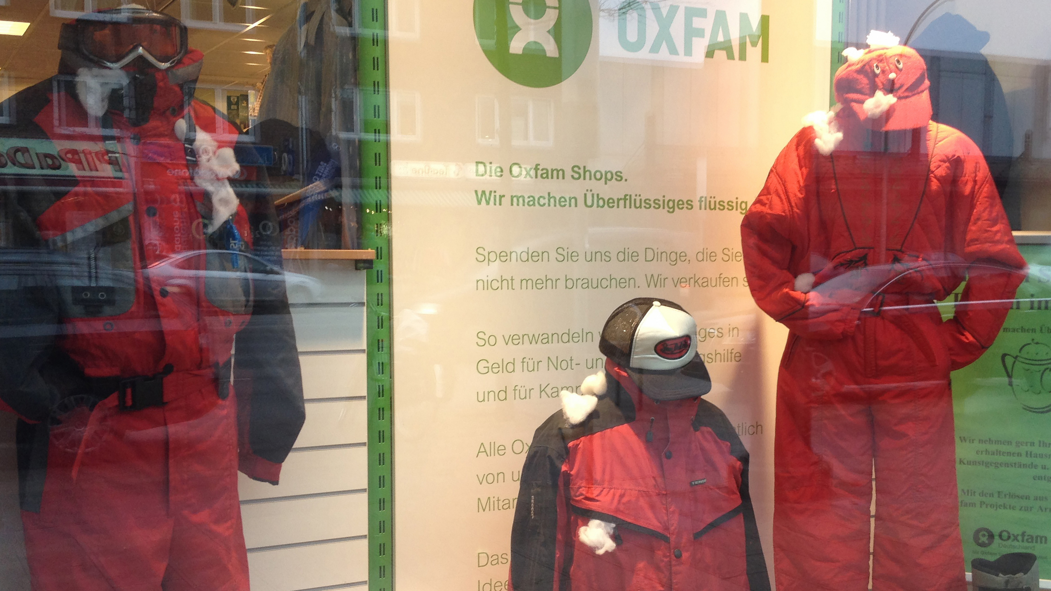 Wintersport- und Ski-Kleidung im Schaufenster eines Oxfam Shops