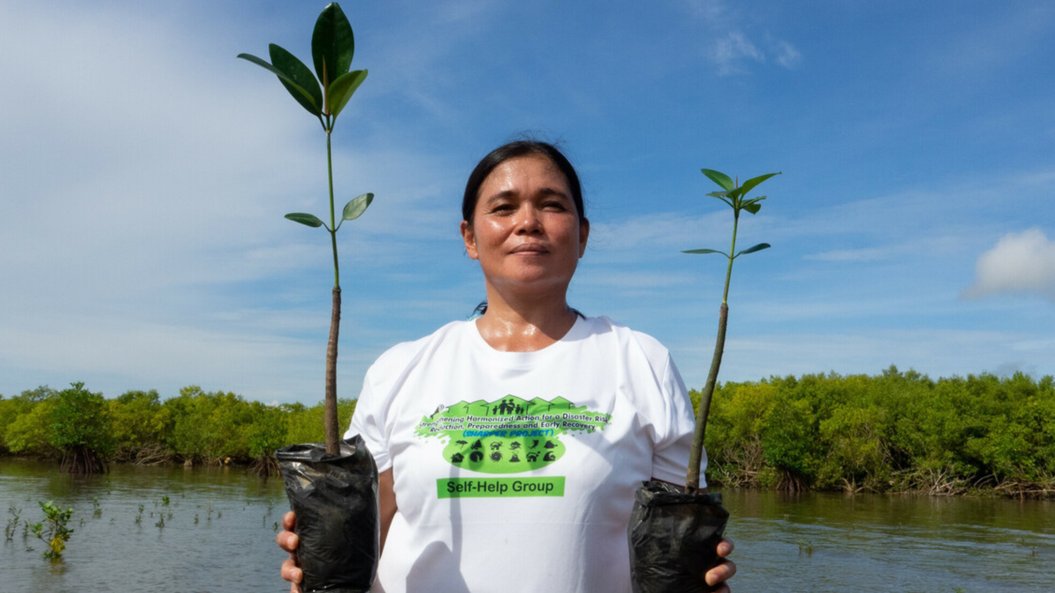 Rowena Obina ist Mitglied einer Frauengruppe, die sich um die Wiederherstellung von Mangroven kümmert. Das Projekt soll die Gemeinde unter anderem vor starken Stürmen schützen. Oxfam und der Partner SIKAT haben ihre Frauengruppe geschult und das Projekt unterstützt.
