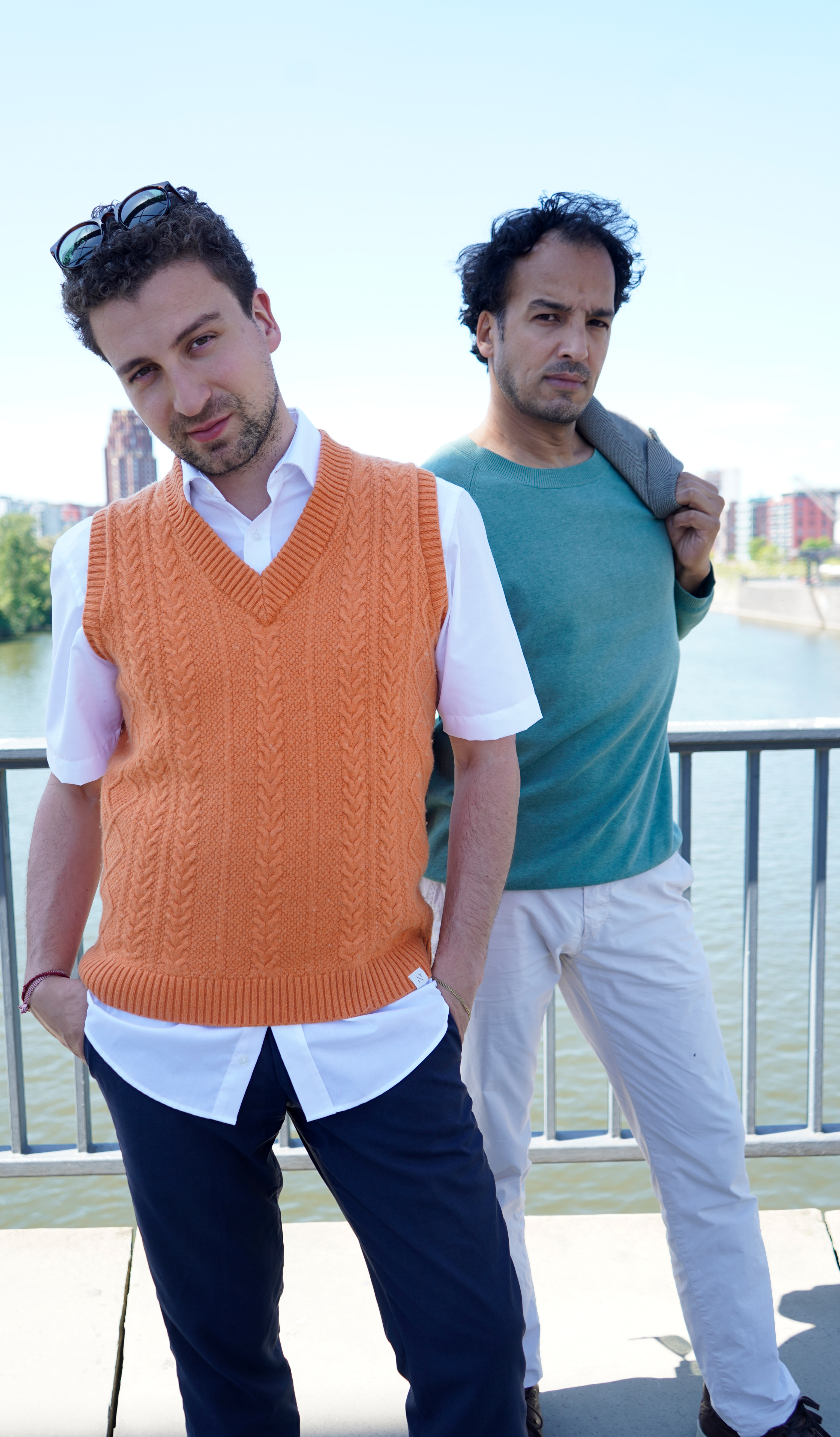 Phliéas Laoutides und Laid Bouzid und tragen Secondhand-Outfits aus dem Oxfam Shop Frankfurt-Sachsenhausen.
