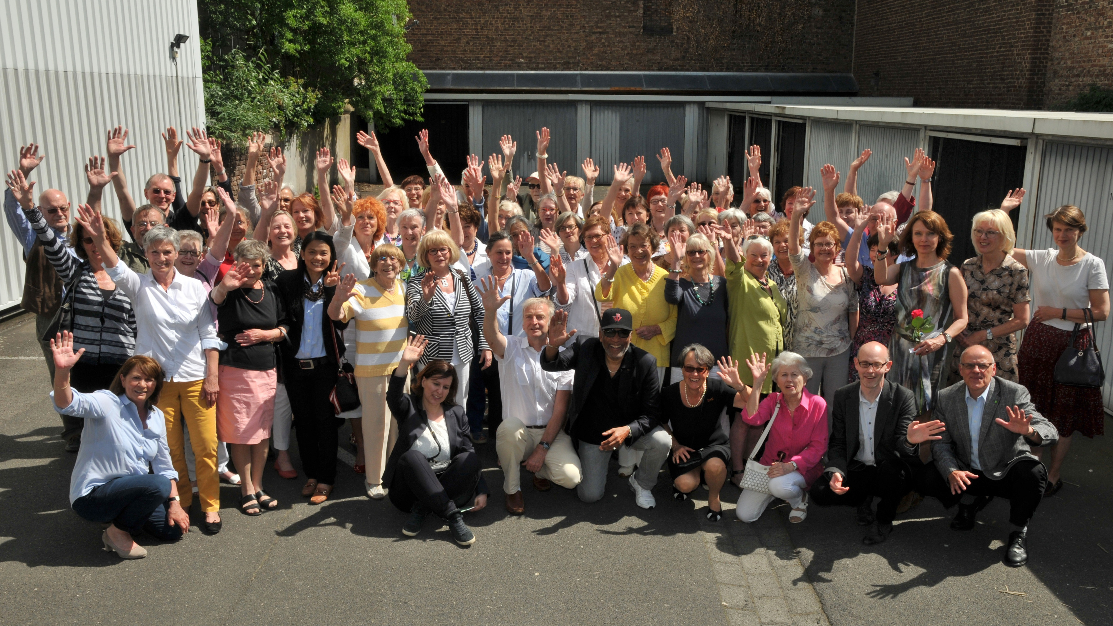 Oxfam Shop Köln-Südstadt - Shop-Team mit prominenten Gästen beim 25. Shop-Geburtstag 2016