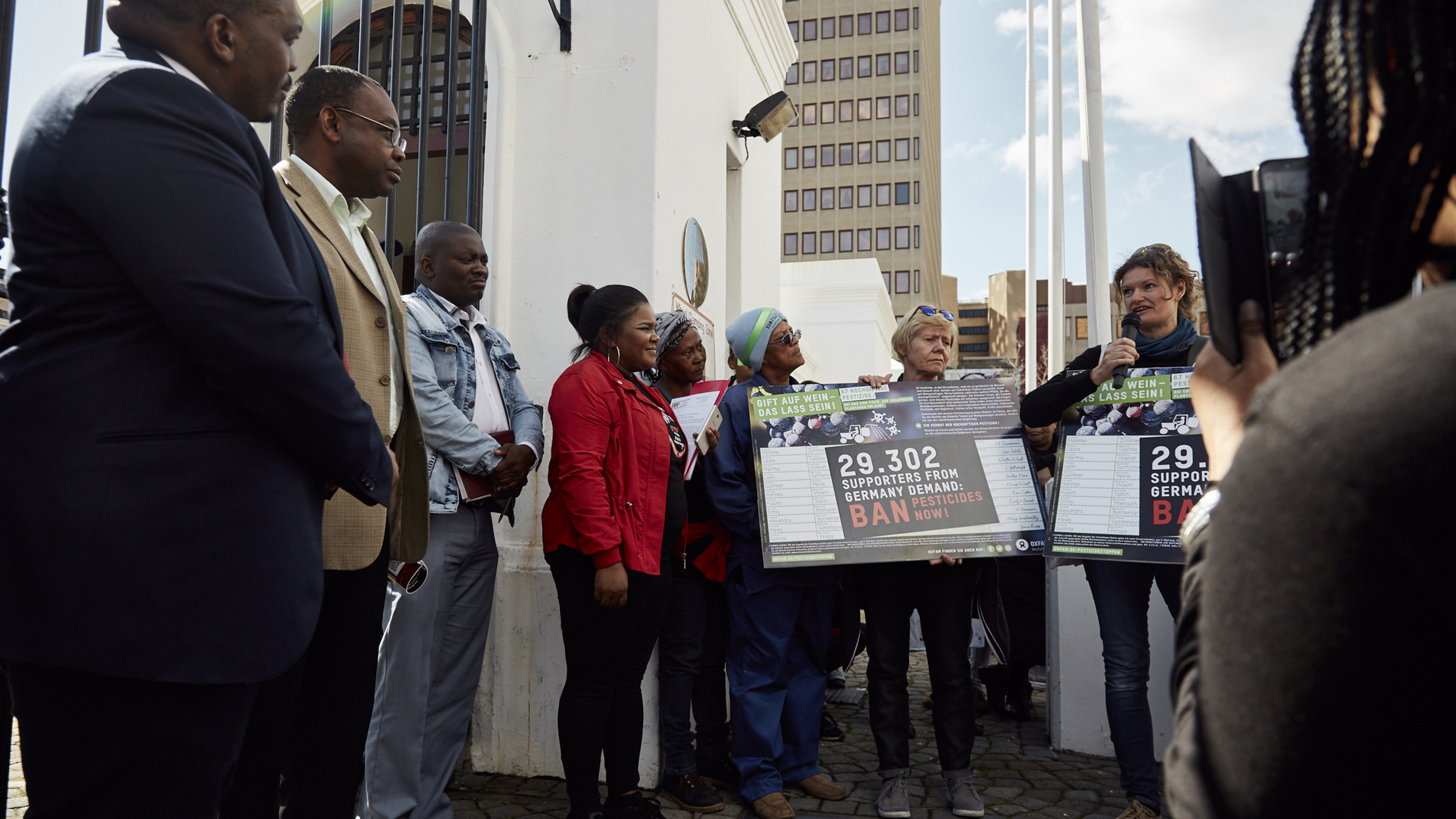 Im Namen von Oxfam fordert Ulrike Langer (am Mikrofon) die Vertreter auf sich für ein Verbot hochgiftiger Pestizide in Südafrika einzusetzen.