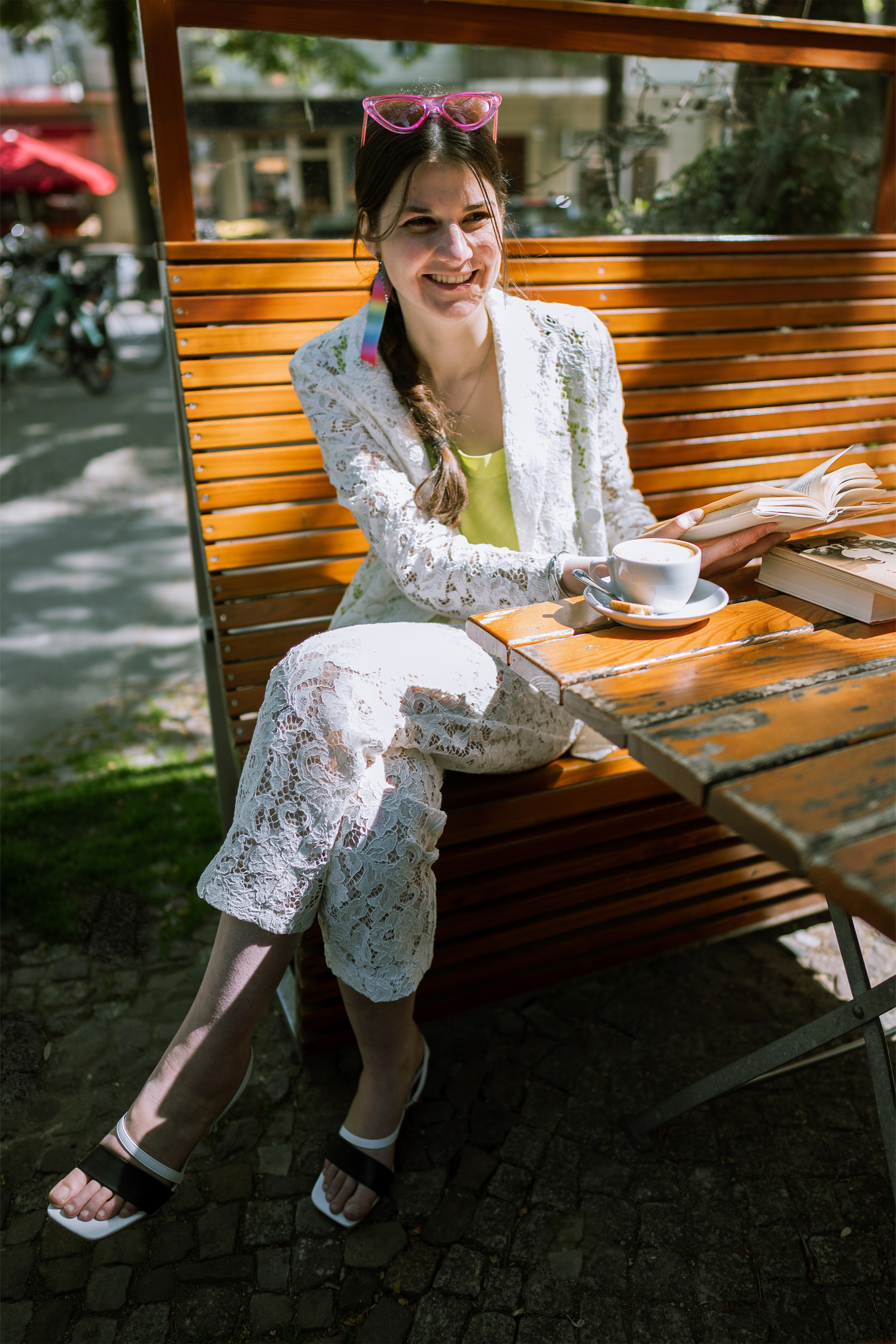 Leonie Müller im weißen Secondhand-Anzug