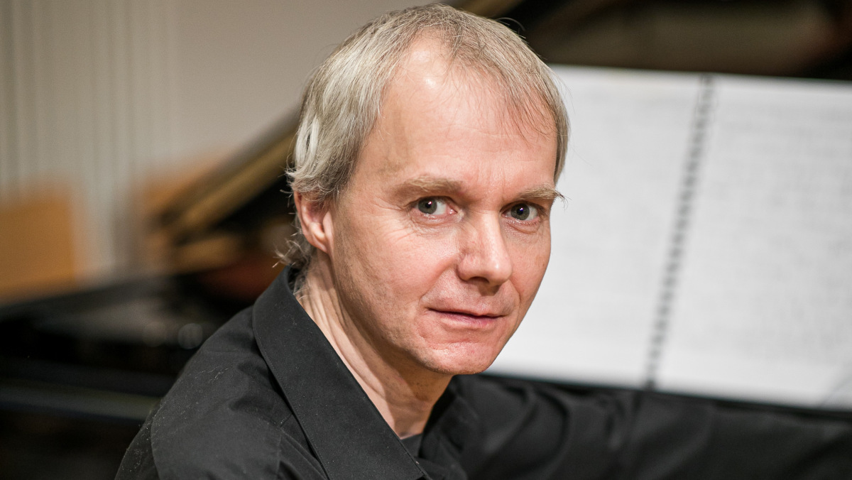 Porträt von Roland Vossebrecker, Pianist und Komponist.
