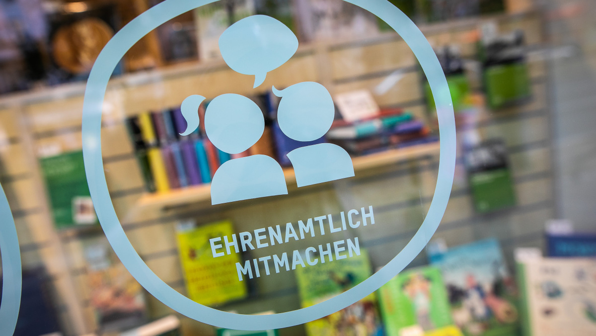 Beklebung eines Schaufensters im Oxfam Shop: Ehrenamtlich mitmachen".