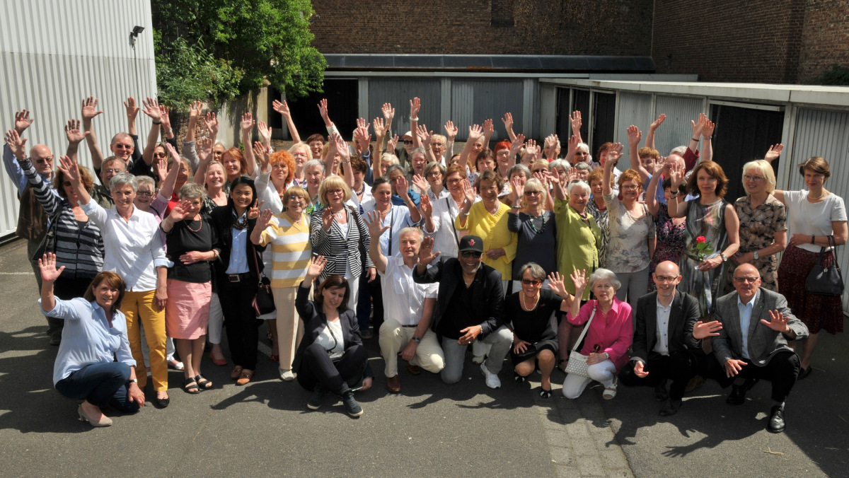Oxfam Shop Köln-Südstadt - Shop-Team mit prominenten Gästen beim 25. Shop-Geburtstag 2016