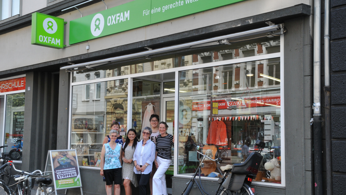 ehrenamtliche Mitarbeiter/innen aus dem Oxfam Shop Köln-Südstadt