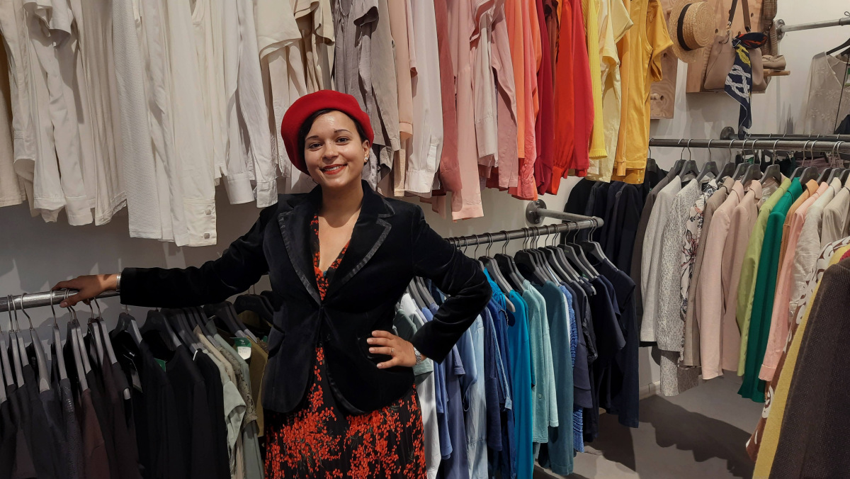 Sara de Sá Gomes ist Ehrenamtliche im Oxfam Shop MOVE Berlin. Bereits seit Ende der 90er kleidet sie sich fast ausschließlich in Secondhand.