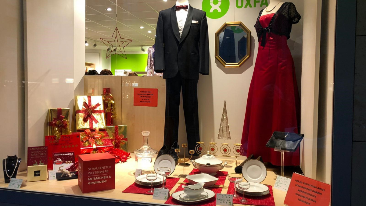 Das für den Wettbewerb "Weihnachtszauber" dekorierte Schaufenster des Oxfam Shops in Mannheim