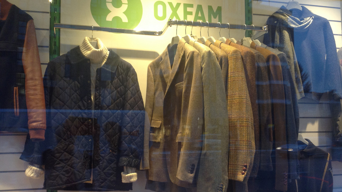 Herrenjacketts im Oxfam Shop