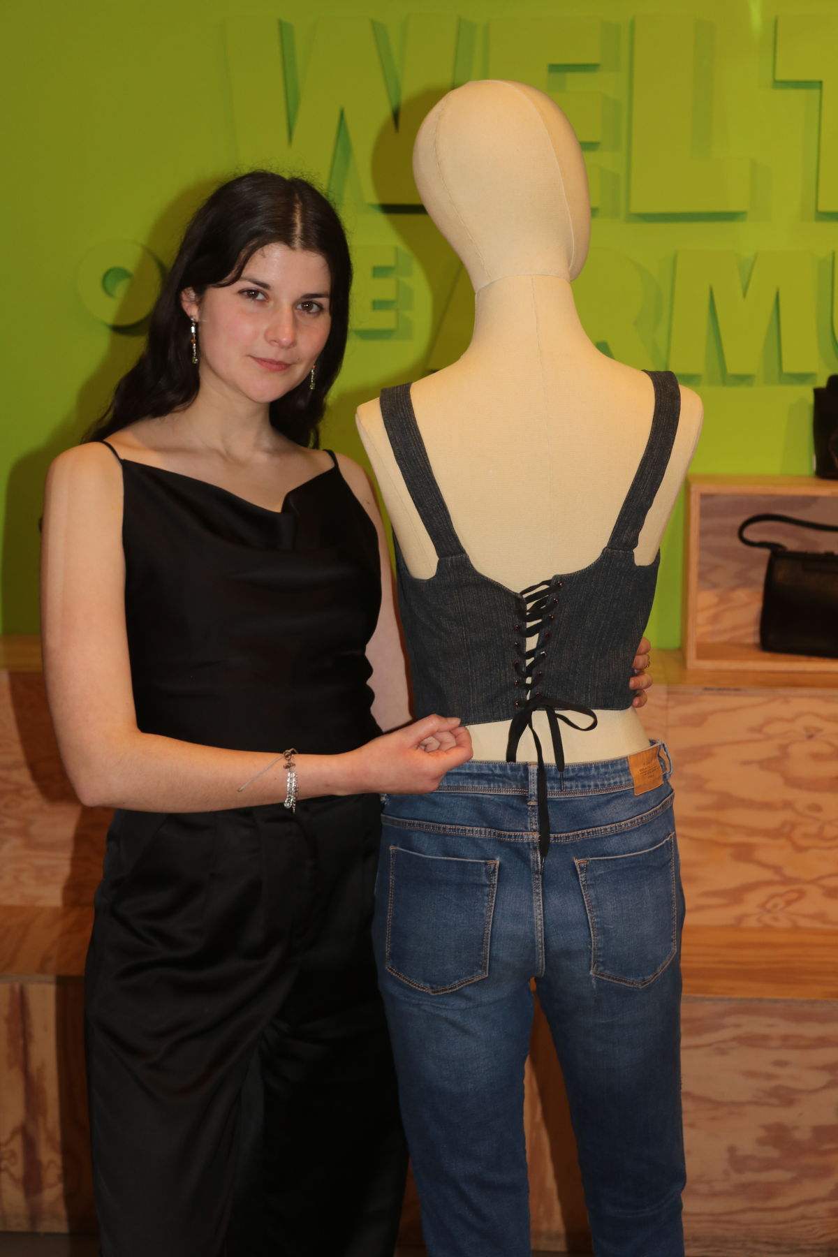 Leonie Müller mit dem Upcycling-Outfit