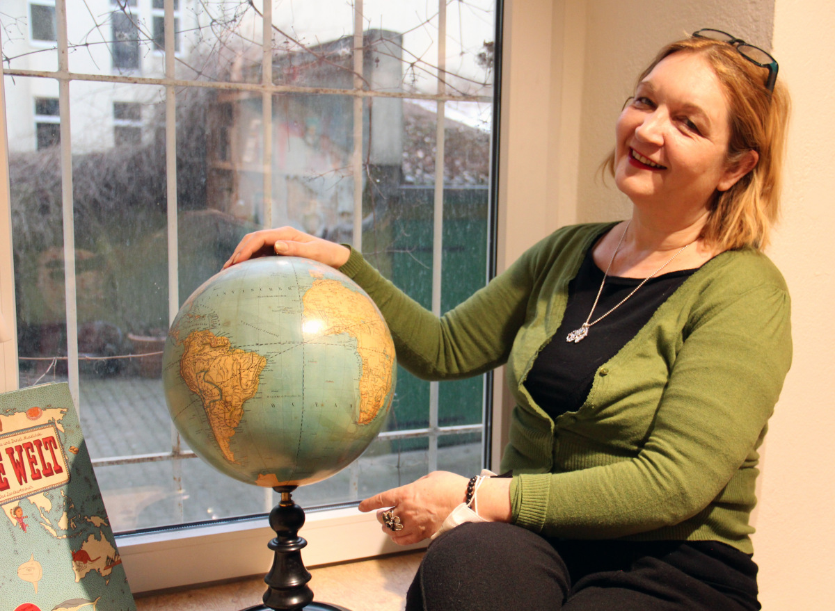 Jutta Lüttich mit dem historischen Globus
