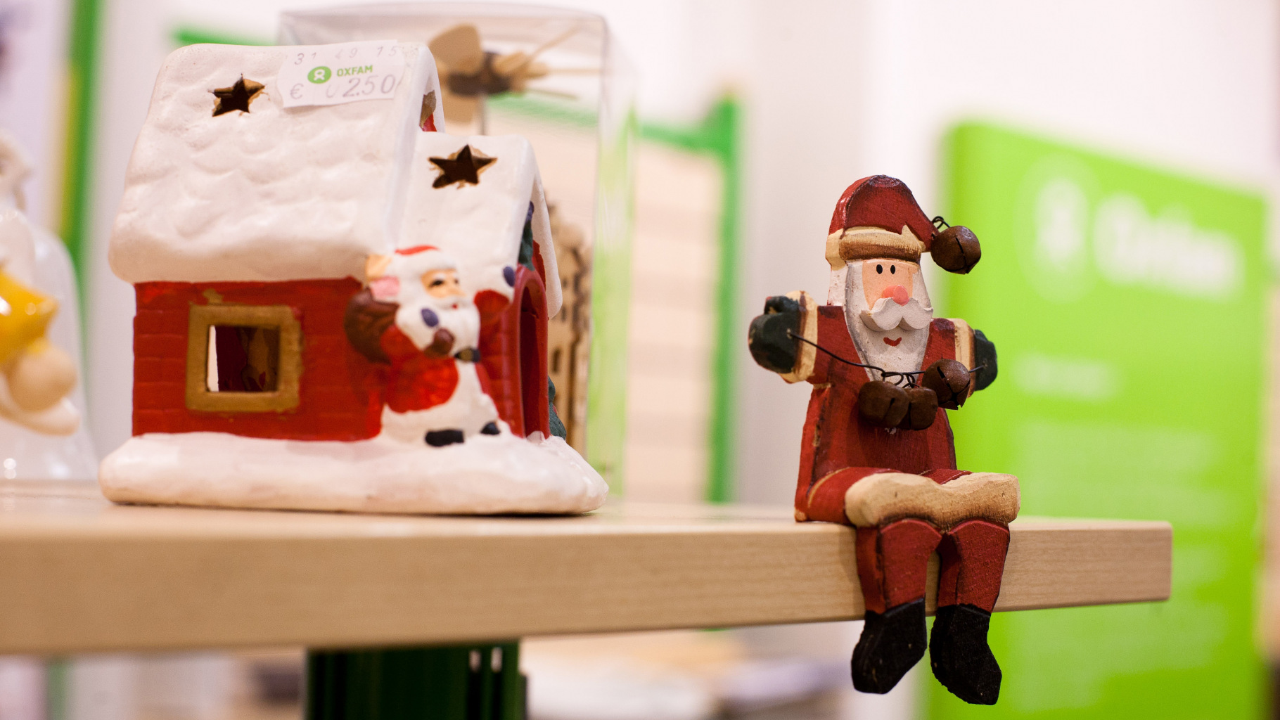 Weihnachtsdekoration im Oxfam Shop