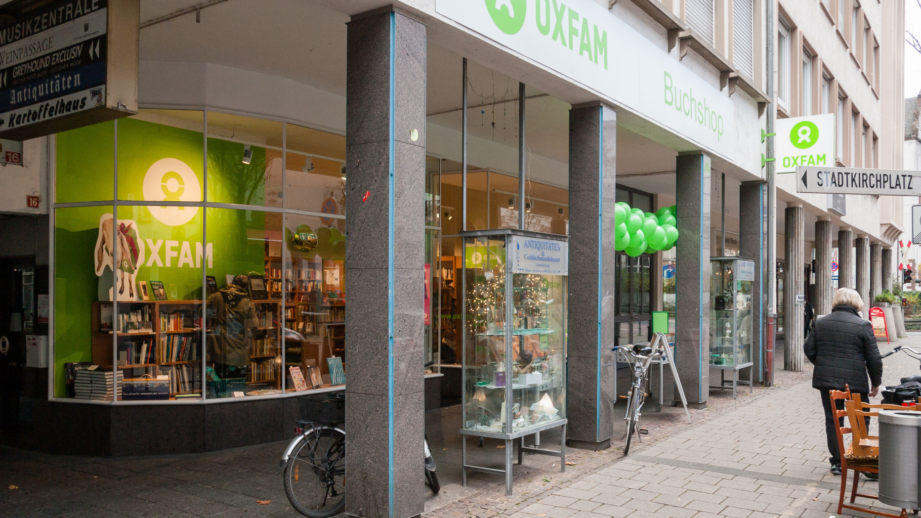 Oxfam Shop Darmstadt - Buchshop Außenansicht