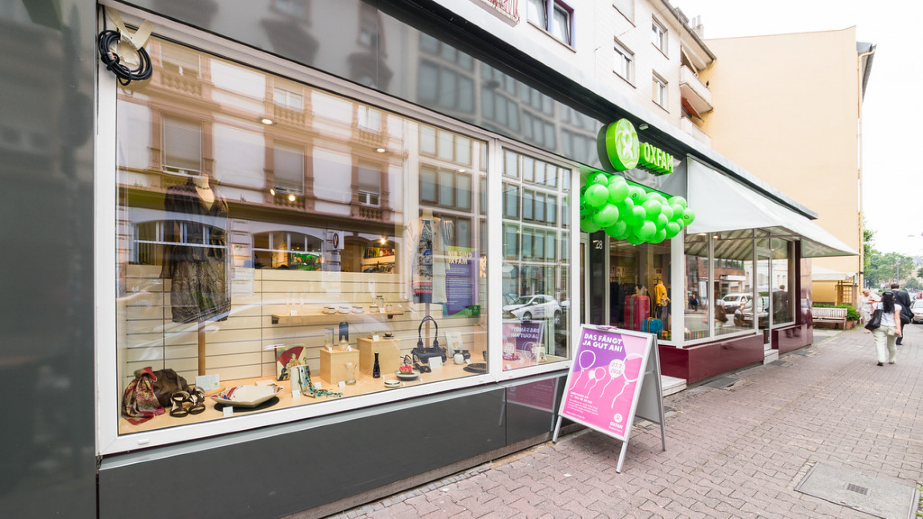 Oxfam Shop Frankfurt-Nordend - Außenansicht bei der Eröffnung