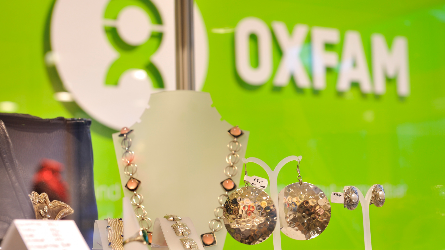 Schmuck im Oxfam Shop
