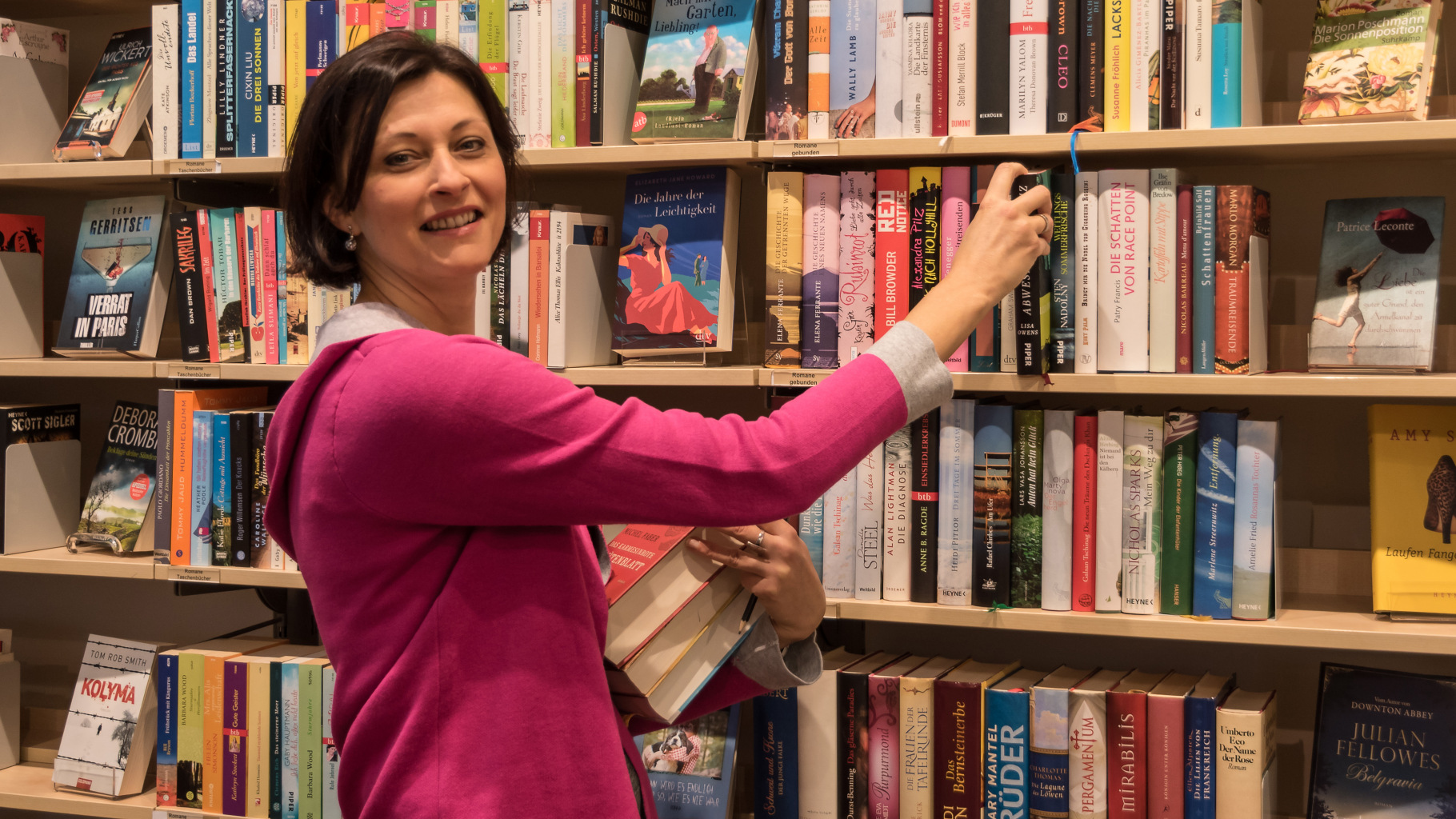 Brit Nowaczyk arbeitet seit der Eröffnung vor fünf Jahren im Oxfam Shop Dresden. Ihr Bereich: Bücher.