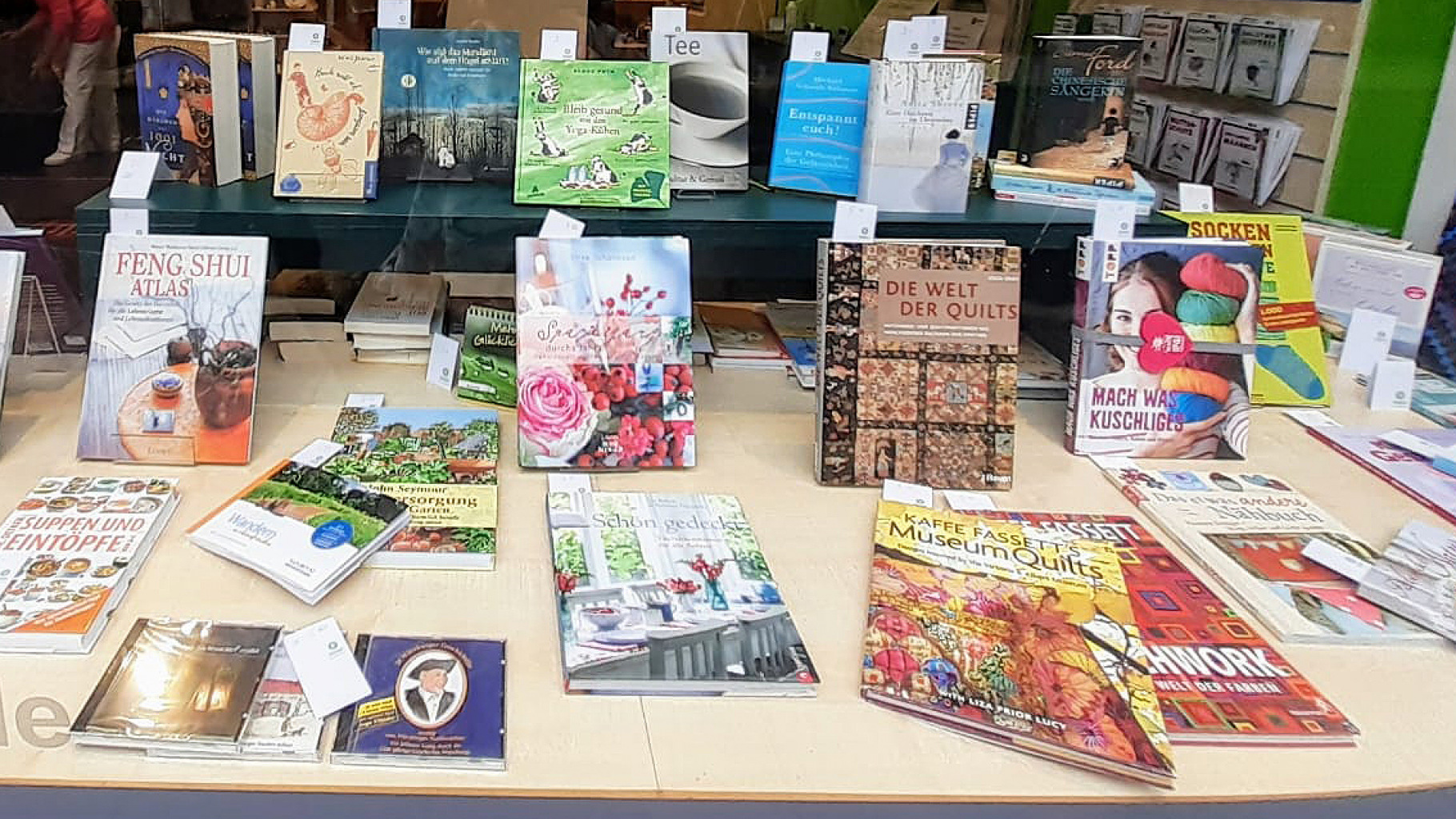 Bücher für jedes Hobby im Schaufenster eines Oxfam Shops