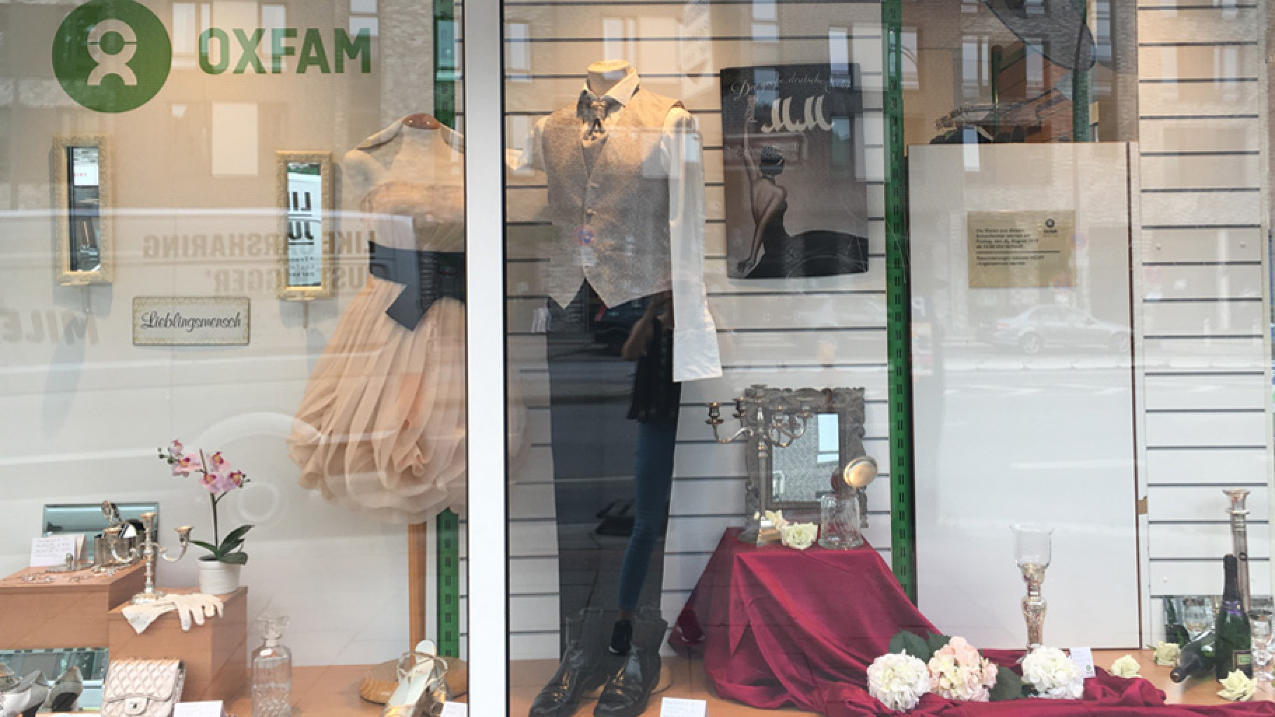 Festliche Kleidung im Schaufenster eines Oxfam Shops