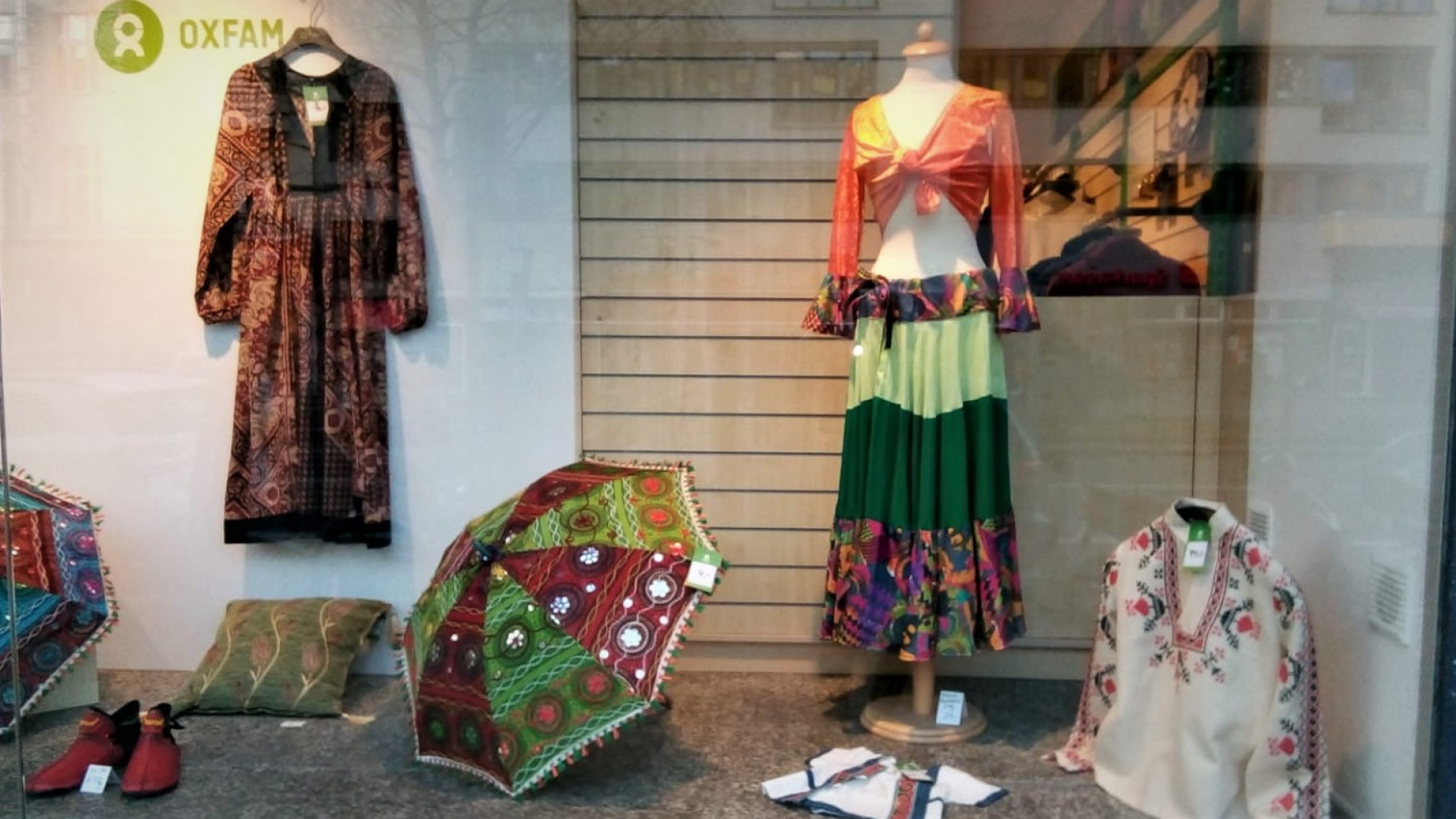Folklore-Angebot im Schaufenster eines Oxfam Shops
