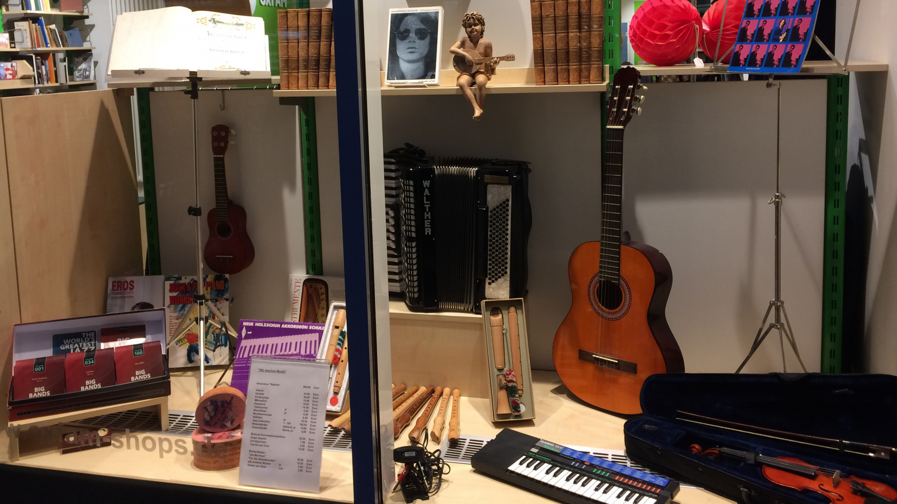 Musik-Instrumente im Schaufenster eines Oxfam Shops