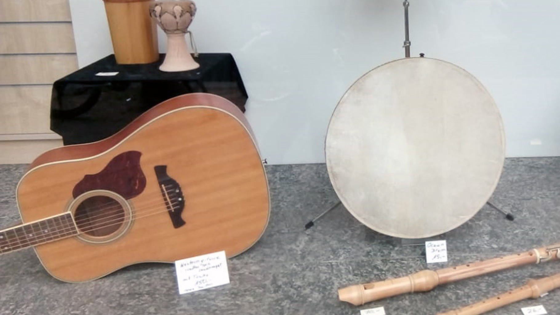 Musikinstrumente im Schaufenster eines Oxfam Shops