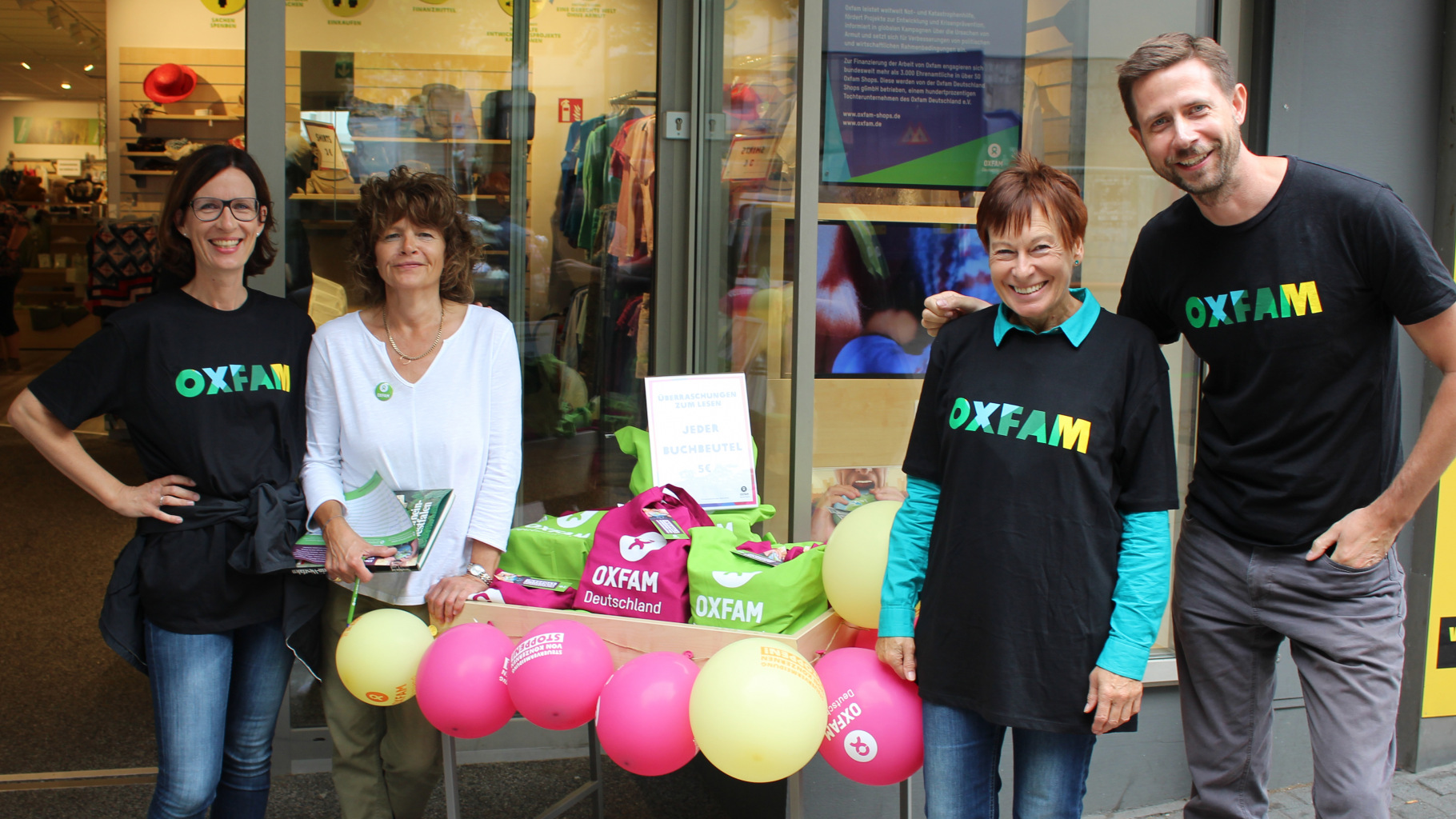 Nicole Bolle, Prisca Frentzen-Rempe, Gisela Dreiplatz und Manuel Schmitt vor dem Oxfam Shop Essen