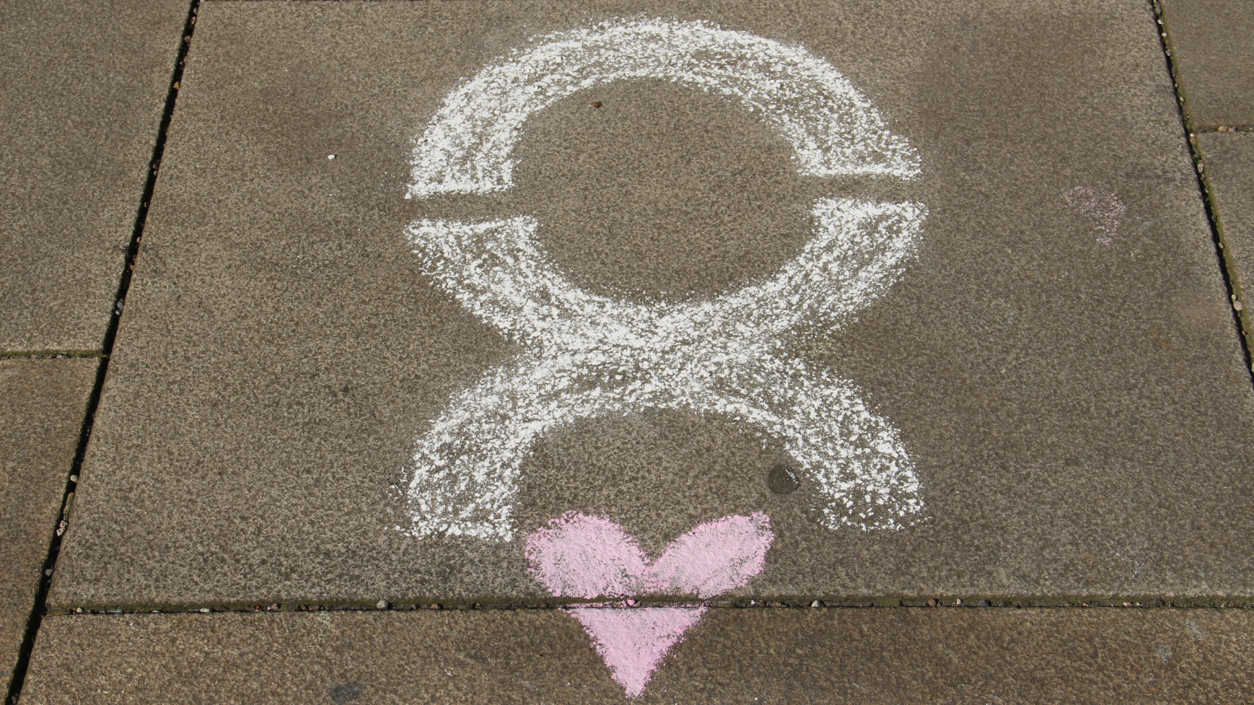 Mit Kreide auf die Straße gemalt: Oxfam-Logo mit Herz