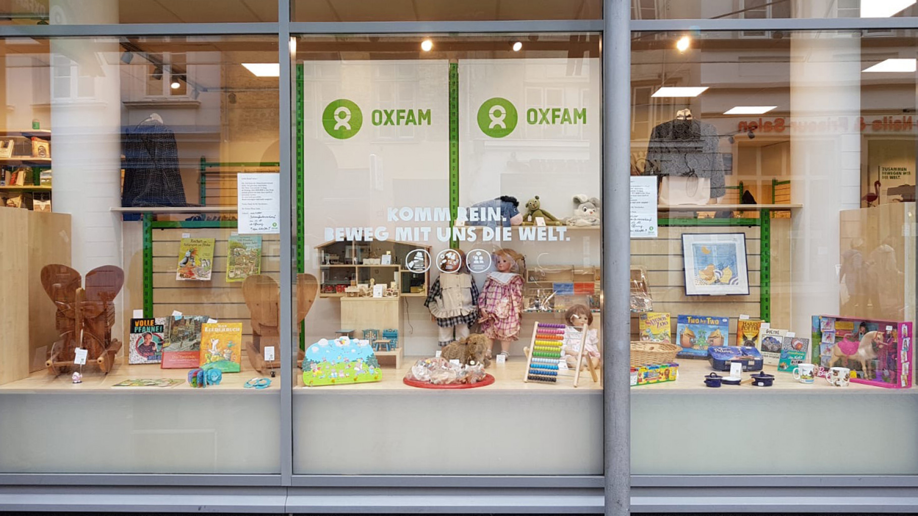 Kinderangebot im Schaufenster eines Oxfam Shops