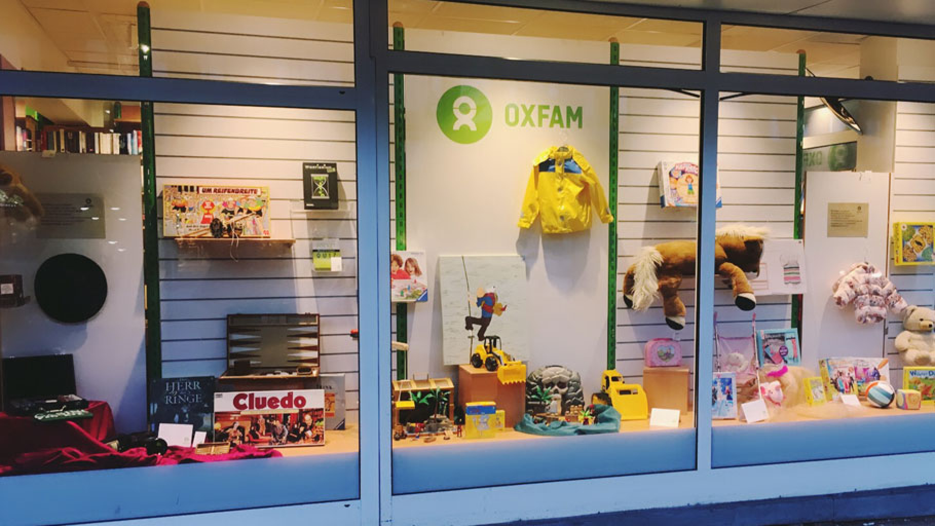 Spiele im Schaufenster eines Oxfam Shops