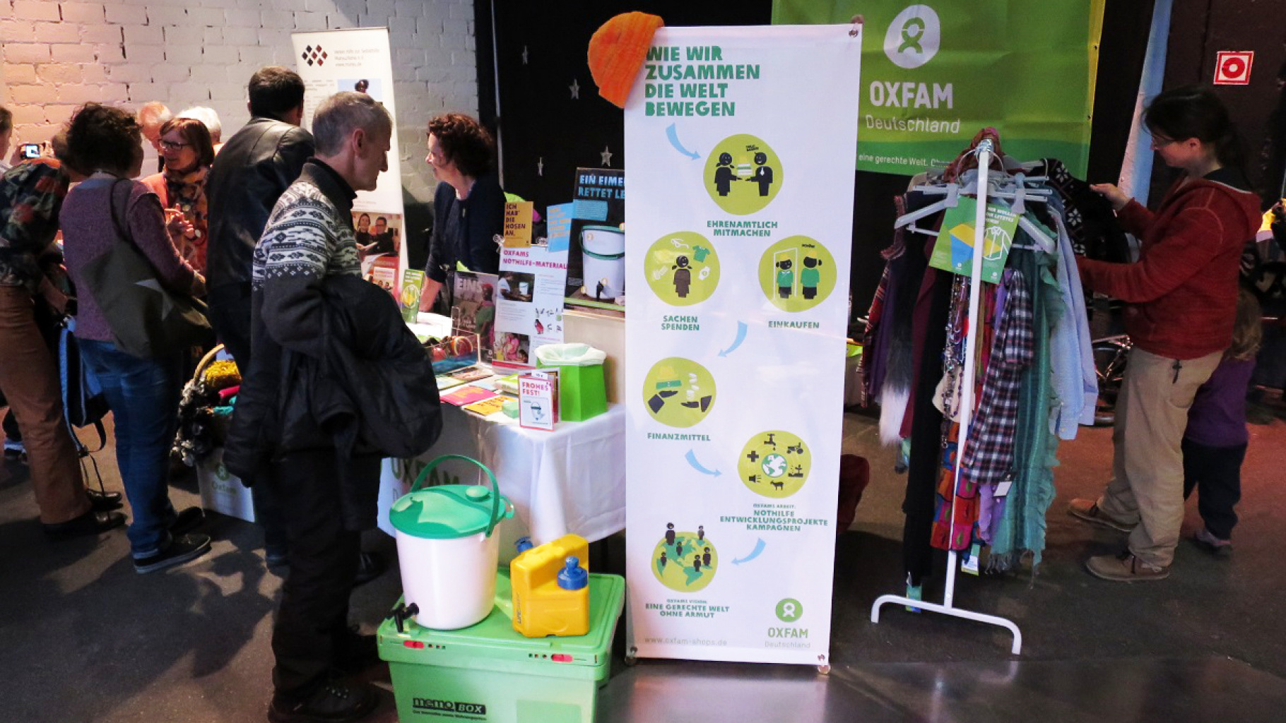 Besucher am Oxfam-Stand beim Allerweltsfest in Ulm 2016