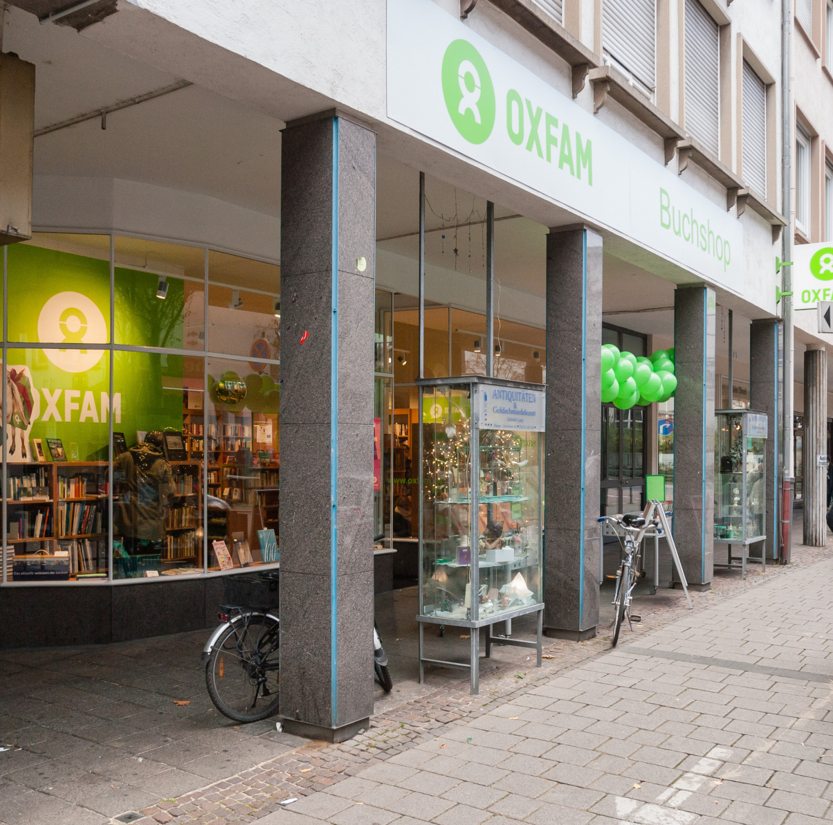 Oxfam Shop Darmstadt - Buchshop Außenansicht