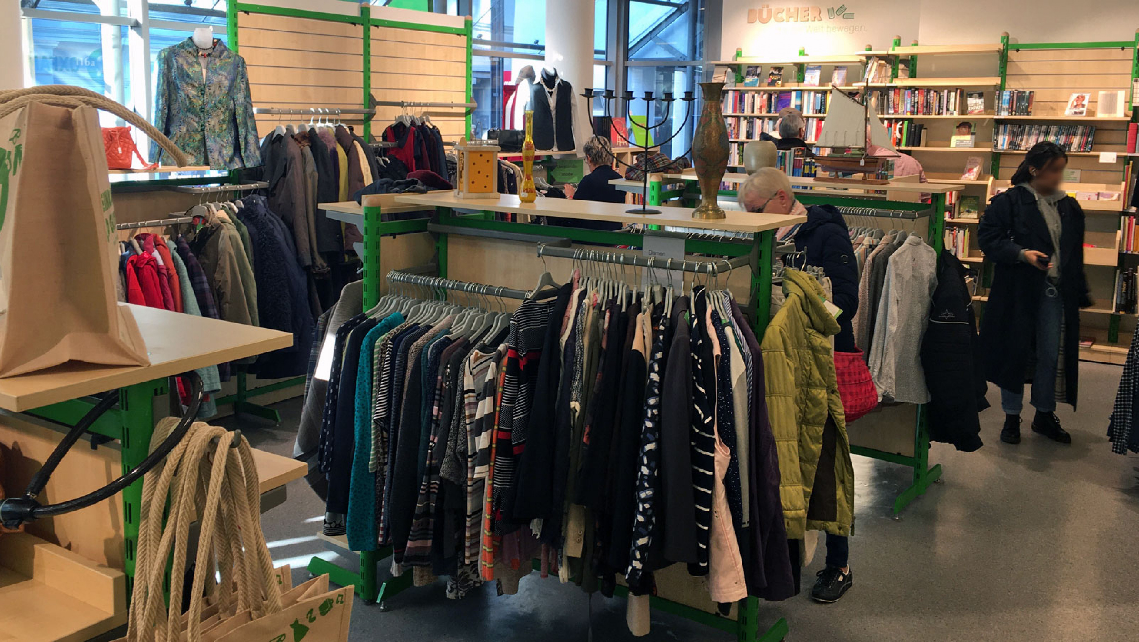 Oxfam Shop Lübeck - Innenansicht