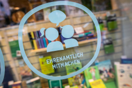 Beklebung eines Schaufensters im Oxfam Shop: Ehrenamtlich mitmachen".