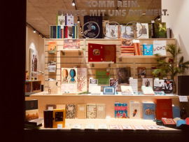 Bücher im Schaufenster eines Oxfam Shops