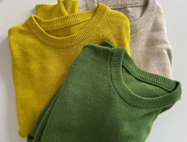 drei verschieden farbige Pullover von Organicforce