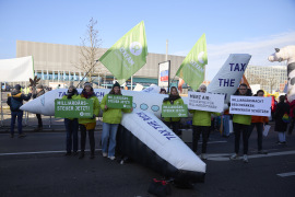 Oxfam Deutschland demonstriert anlässlich des CDU-Parteitags für eine Milliardärssteuer. „Die CDU-Steuerpläne würden die soziale Ungleichheit in Deutschland verschärfen“, sagt Manuel Schmitt, Referent für soziale Ungleichheit bei Oxfam Deutschland. Demonstrierende mit einem aufblasbaren Flugzeit mit der Aufschrift "Tax the Rich" („Besteuert die Reichen“)