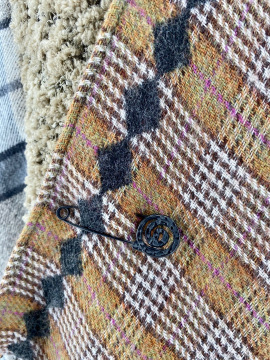 Upcycling-Liebling: Perfect Fall Poncho braun mit Kilt-Nadel