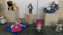 Puppen und Stofftiere im Schaufenster eines Oxfam Shops