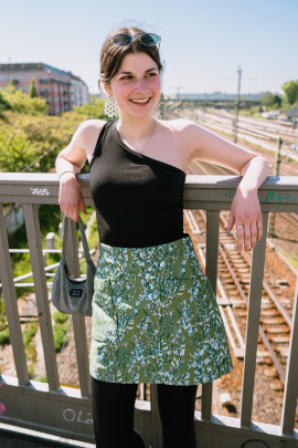 Leonie präsentiert ihr Outfit aus dem Oxfam MOVE Berlin