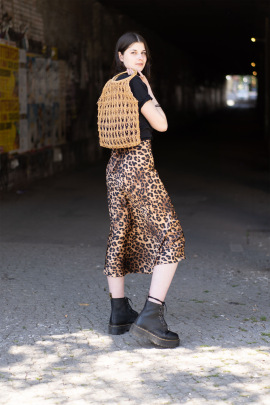 Leonie Müller in einem selbstausgesuchtem Secondhand-Outfit aus dem Oxfam MOVE Berlin